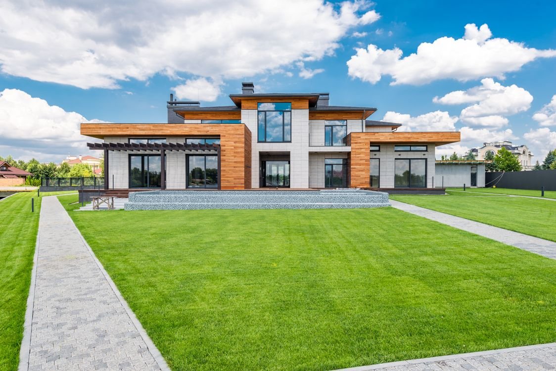 Residência contemporânea com grandes janelas e jardim — imagem ilustrativa